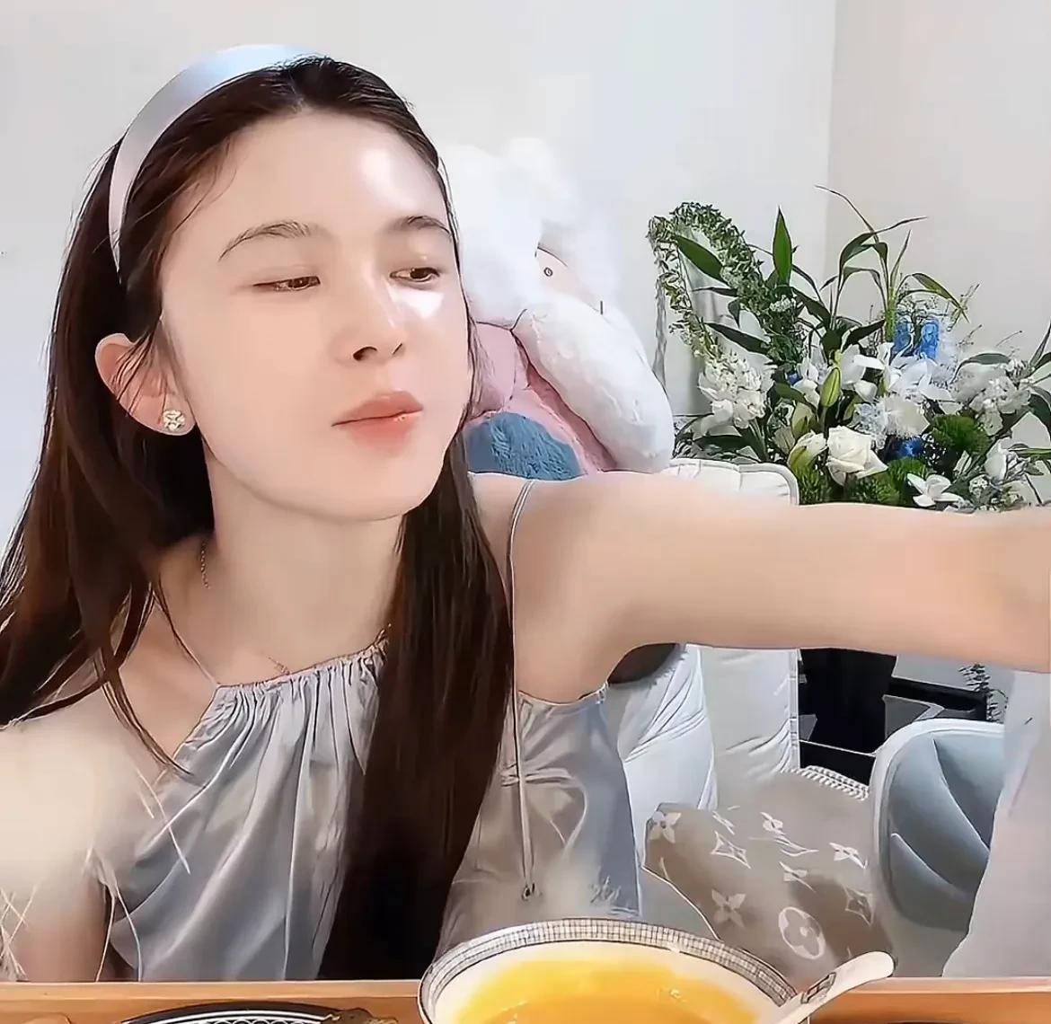 3月11日，赵樱子直播官宣恋情
透露对方是圈内人，大渣男！之前追过自己闺蜜，直播