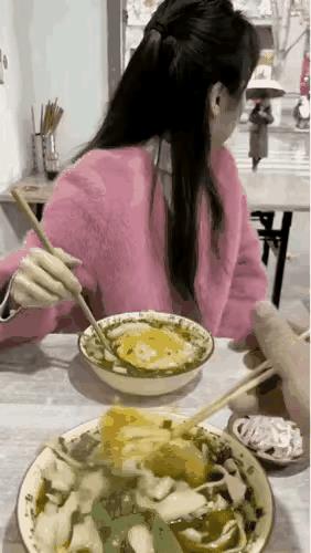 擦筷子是几个意思啊？男人一片好心将两个煎蛋夹到女人碗里，不想女人却一脸嫌恶！决绝