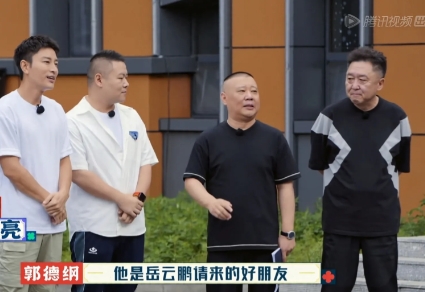 当年，郭德纲拍《祖宗十九代》，请贾乃亮来拍一场戏。演完之后，郭德纲给贾乃亮的车里