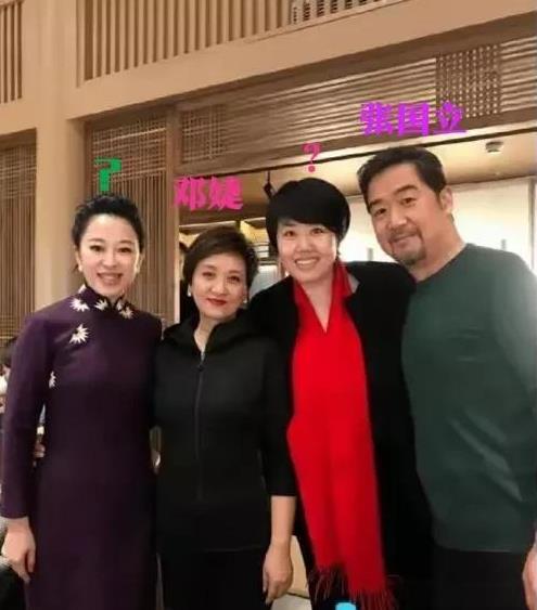 照片中的四个人，三大美女，一个老爷们儿。只认识左二的邓婕和右一的张国立夫妻，左一