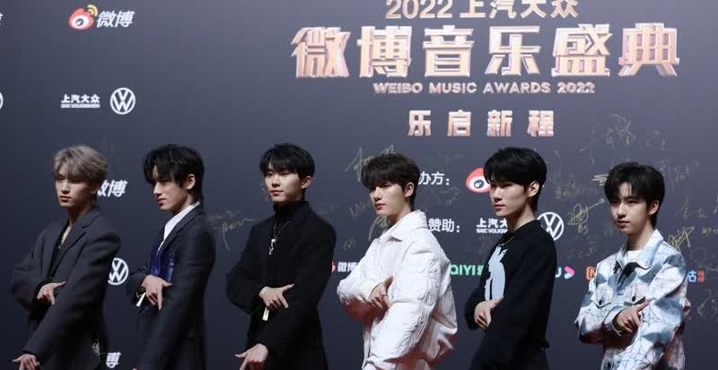 网络上充斥着有关“时代少年团”在上海举办演唱会的讨论，有赞成者，但反对者居多。
