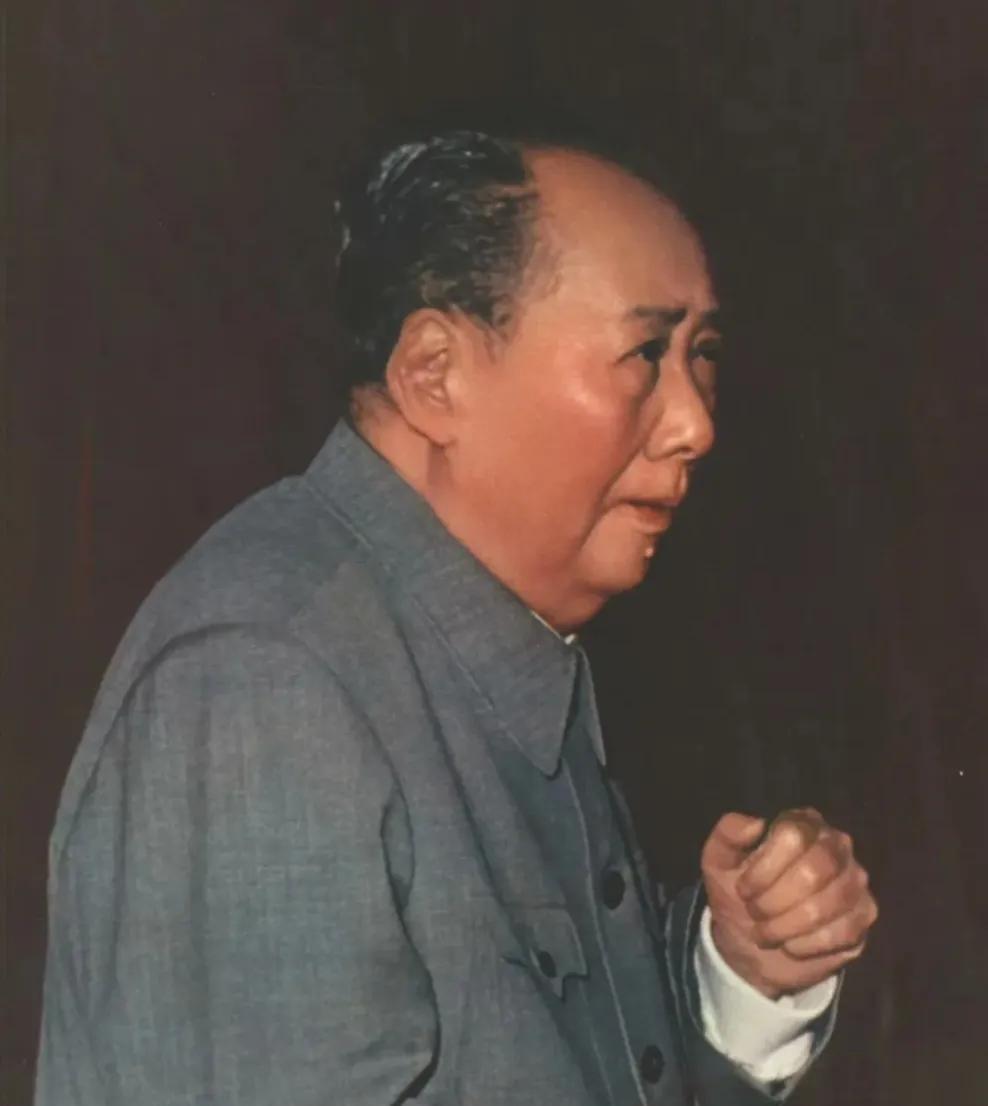 1975年，晚年的毛主席，留影，永恒的回忆！他的诗句气势磅礴，尽显伟人风采！从开
