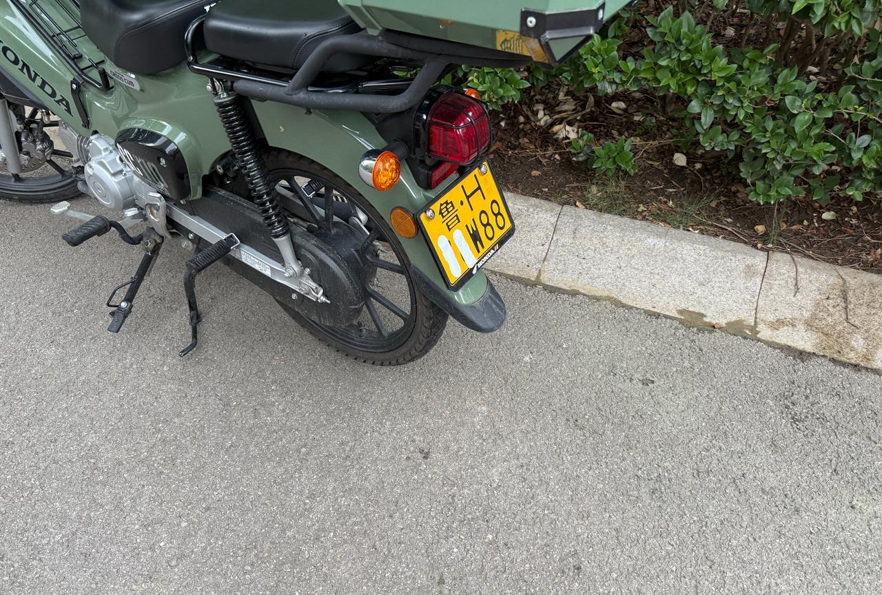 小区里某位大神的摩托车，直接用胶布把车牌遮上了。如果被逮住，驾照12分应该直接扣