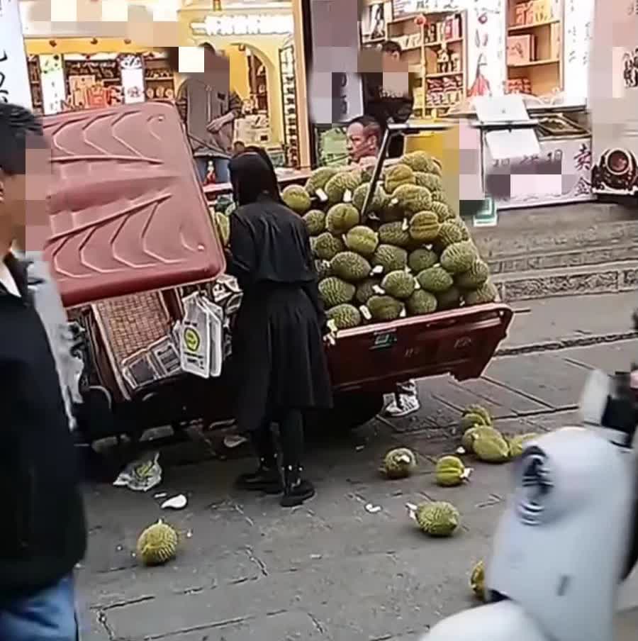 要多坏有多坏，一个女孩子卖榴莲行至一家门店旁遇一要买榴莲的顾客，女子停下车给顾客