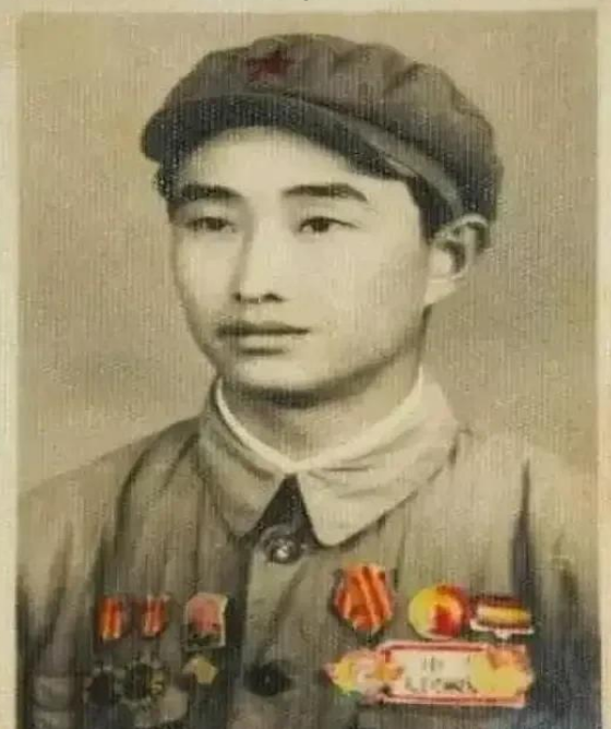 1943年，日军空袭时，18岁的小战士宋岭春仰面躲在草丛里，看着距离不到100米