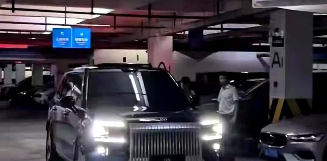 号称杭州湾“库里南”的极氪9X亮相街头，即便去掉了镁光灯和滤镜，实车的气势也是霸