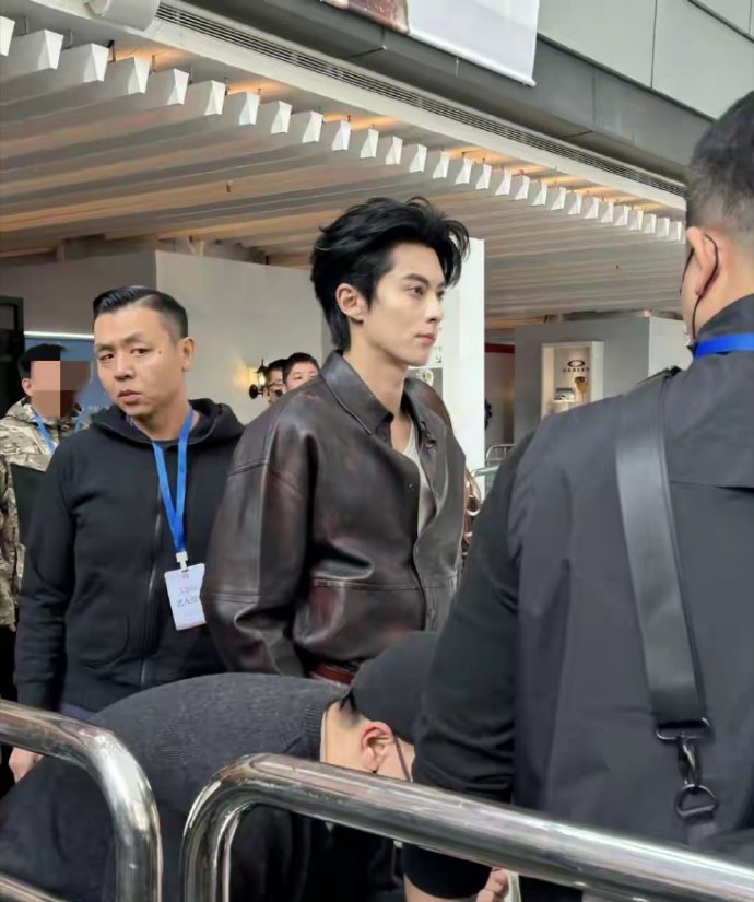 王鹤棣空降深圳被偶遇，人群中帅的超突出，本人又高又瘦脸好小 ​​​