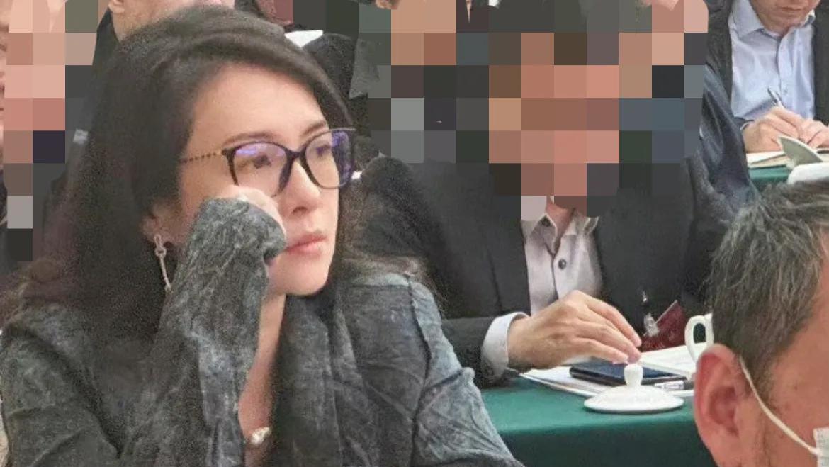 章子怡素颜开会美回少女！钻戒抢镜被批太招摇？