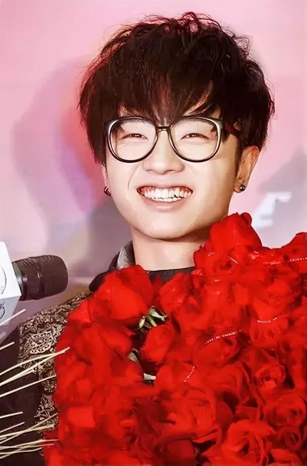 关于华晨宇，想再多说几句。像这种干吼的高音，一开始确实有点稀奇，但是时间久了，再