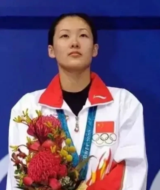 2001年，23岁的伏明霞爱上50岁的梁锦松，伏明霞的父亲问梁锦松：“我比你还小
