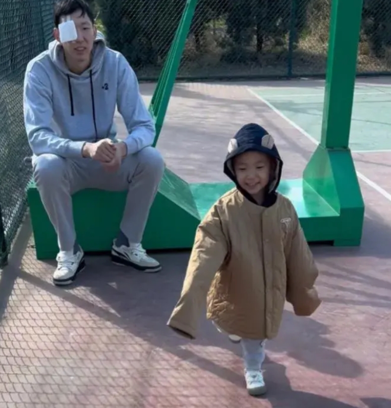 时光飞逝，篮球明星周琦都3个娃了
周琦与妻子王欣怡育有三个孩子：
‌大女儿‌：出