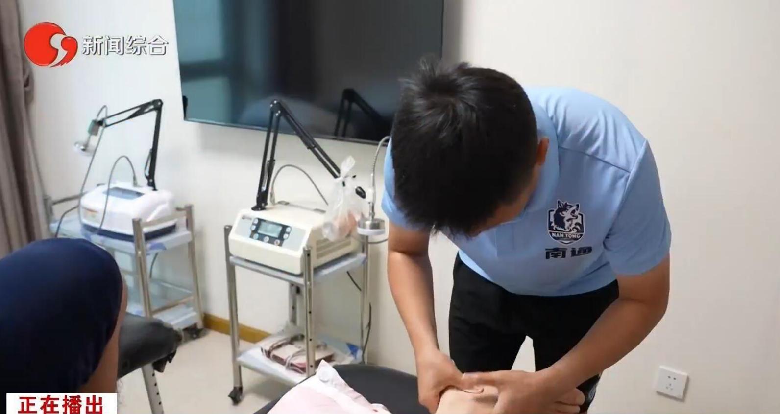 苏超南通队训练强度惊人，“一天两练”。



这种高强度的训练安排在江苏苏超联赛