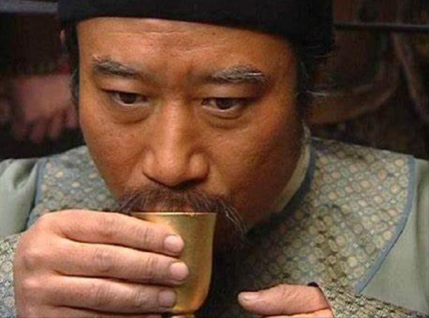 在楚州城中，宋江喝下了皇上御赐的“美酒”，没过一会儿，宋江的肚子就疼得要命。
他