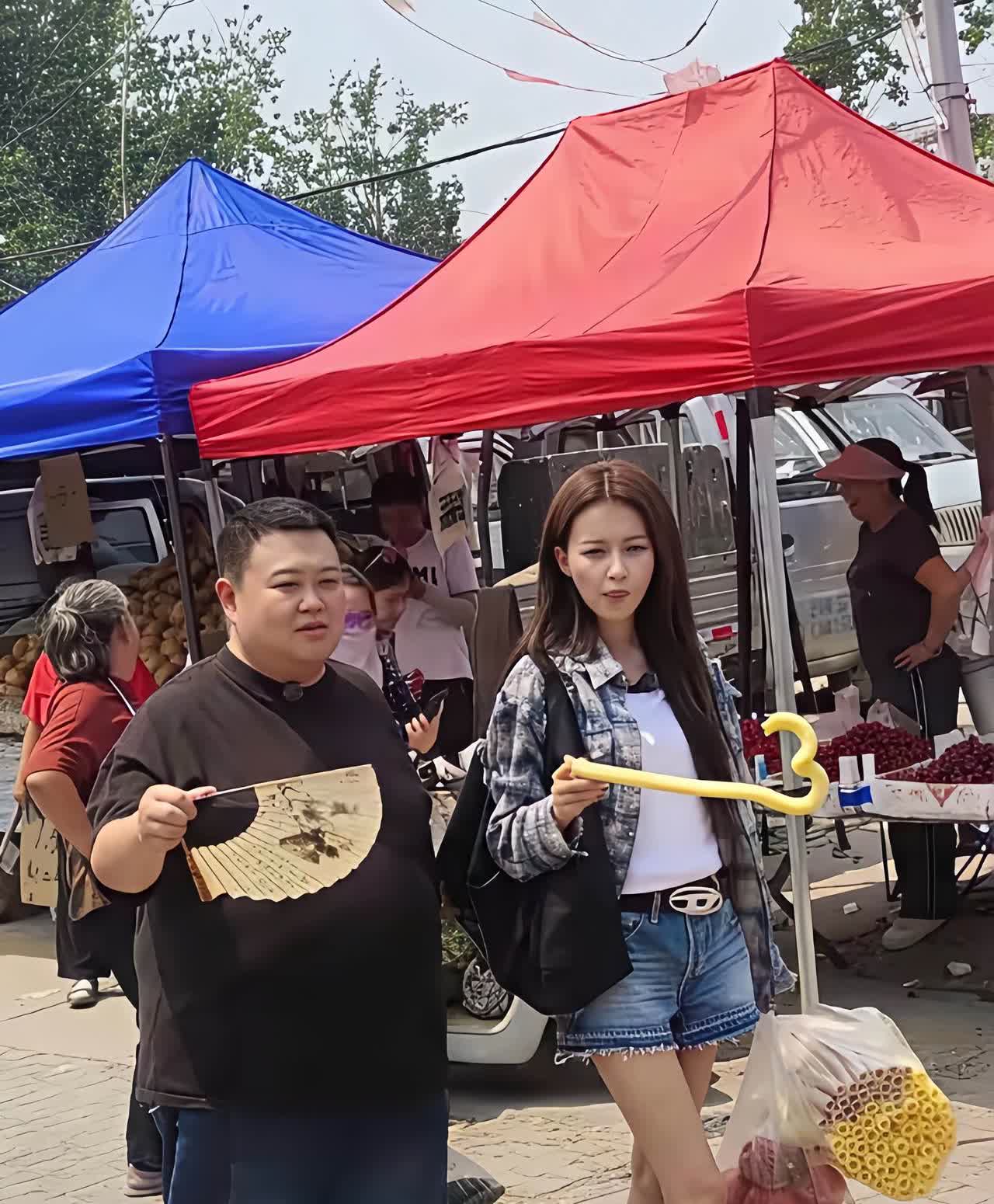 孙越与孙怡现身北京，赶沙河大集，孙怡一手提着江米棍，一手拿着江米棍，边走边吃，这