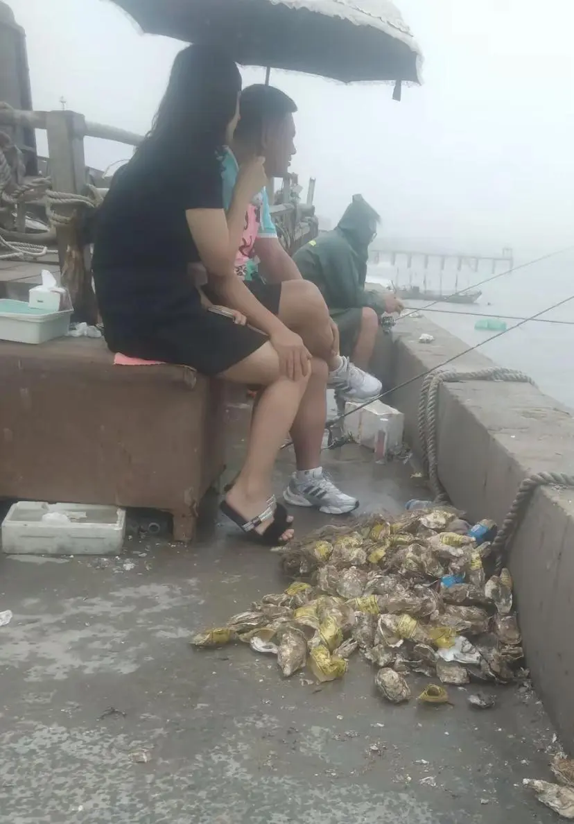 下雨天陪钓，不是夫妻就是真爱！