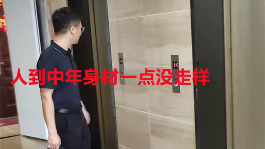 老公长得太帅，结婚11年女子依旧心动：单手转方向盘男友力爆棚