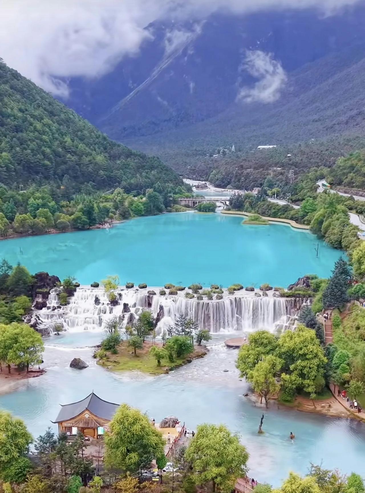 云南省颜值最高的5A级景区！
亲爱的网友们，
你们知道这个5A级景区叫什么名子！