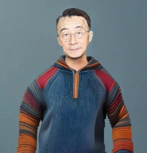 这是巴图的姥爷，也就是宋丹丹的父亲宋汎，宋汎原名宋明东，曾在北京文联工作，并兼职
