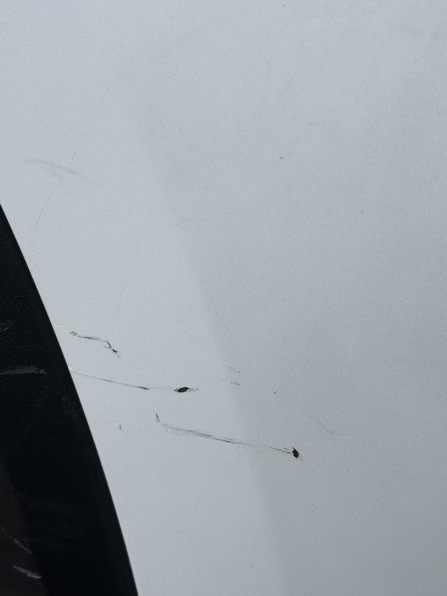 被刮漏底漆了但是前保险杠需要补吗
前保险靠近轮胎位置底漆都刮出来了，但是这个好像