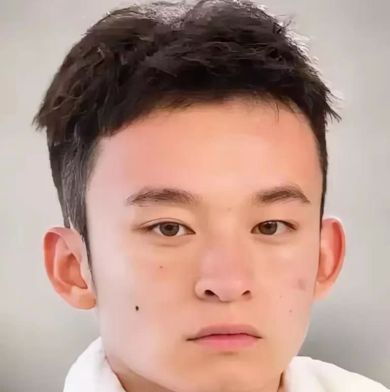 又矮又小又不好看的董子健到底有啥魅力，能够跟电视剧女王孙俪搭戏！
不查不知道，