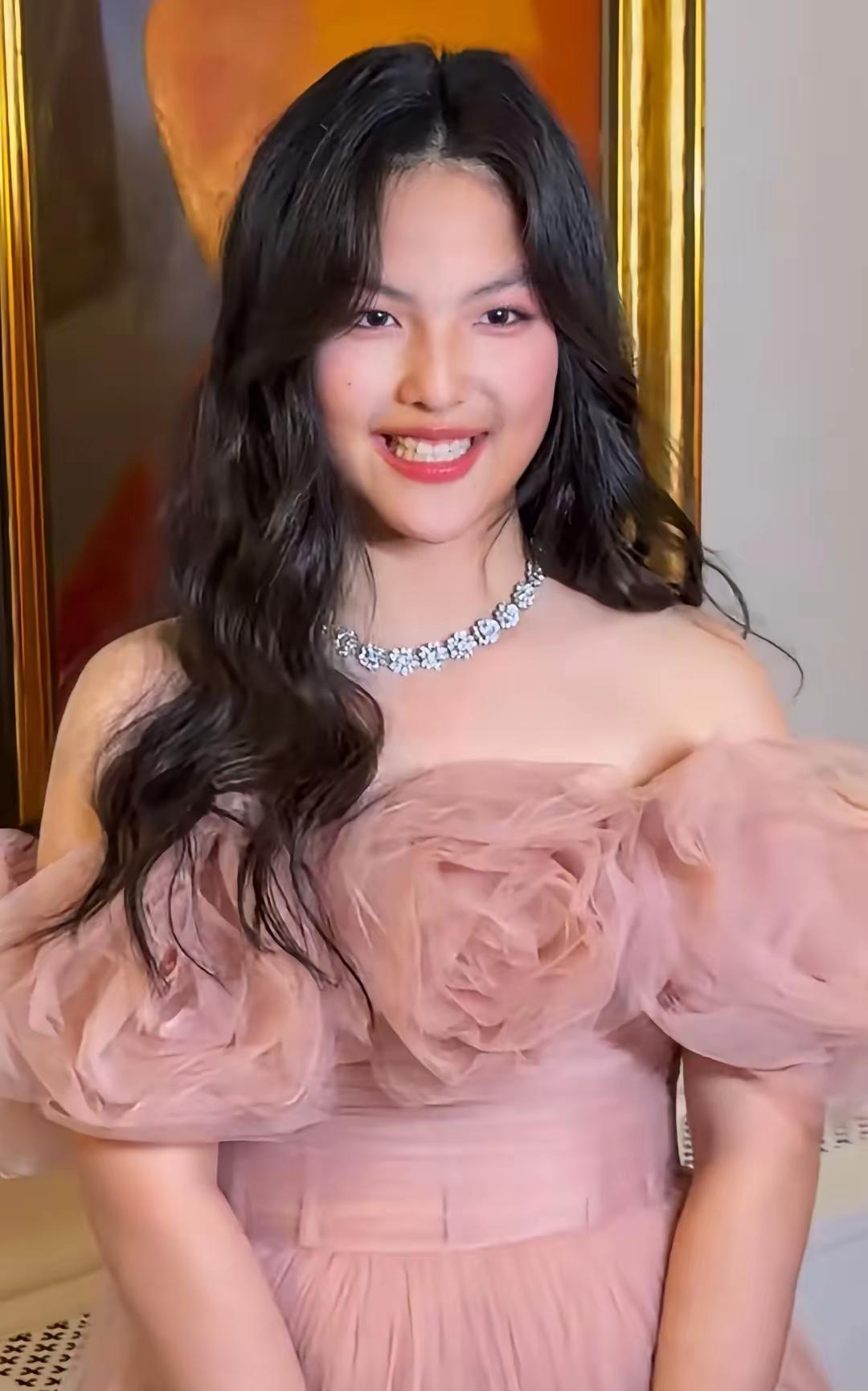 都说女生男相有福气，但少女的灵气才是最珍贵的。
王诗龄的长相和打扮都偏成熟，从小