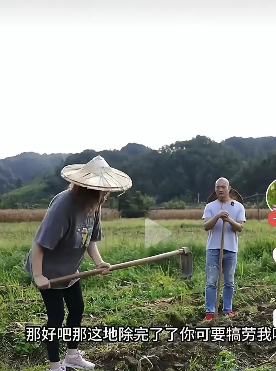 原来阿根廷奇娜一点也不嫌弃住在农村，甚至主动锄地种菜。不少人之前觉得阿根廷奇娜虽