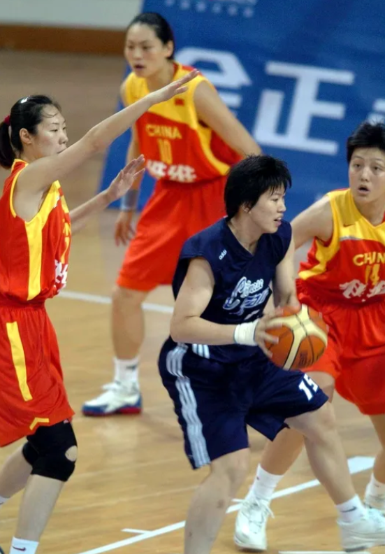 中国女篮让中国男足汗颜。

连续两场热身赛，中国队敢拼敢打，勇敢顽强，团结齐心，
