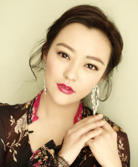 白百何应该很感谢郝蕾吧
不是说郝蕾对她事业有帮助，也不是她仗义执言，而是郝蕾简直