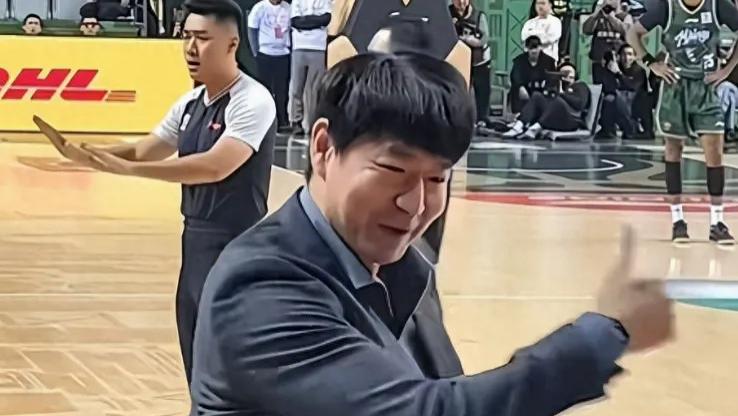 怒了！邱彪脱衣砸地被禁2场罚8万，CBA深夜开出重磅罚单：老实人也有脾气！