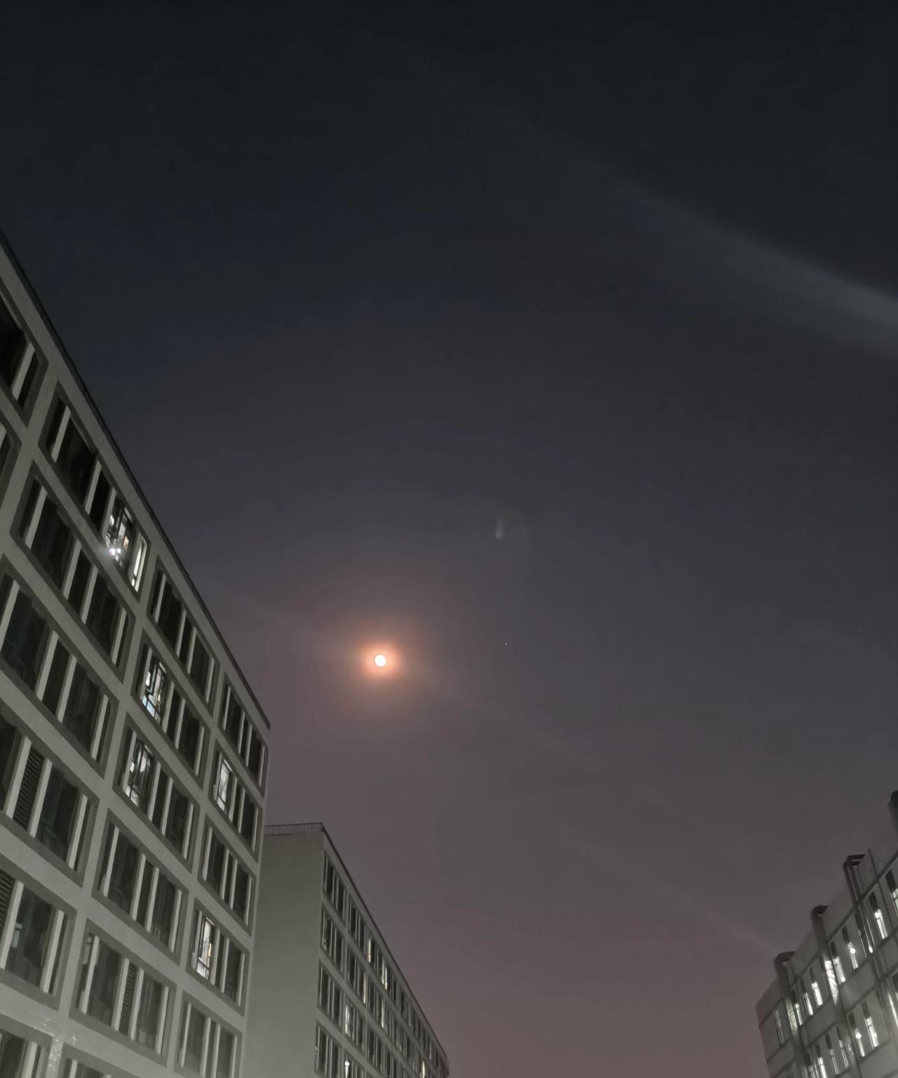 我该怎么形容我的心情呢，平静但是很难过。#中秋