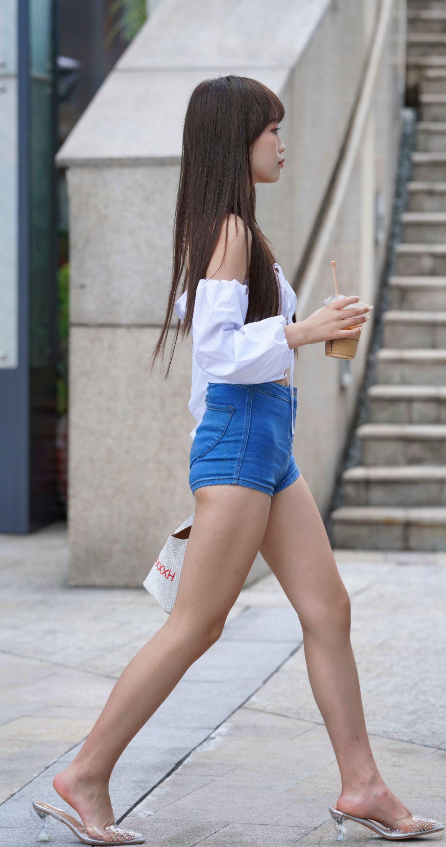 小姨炖了锅汤，非说我尝过才知道咸淡合不合适。