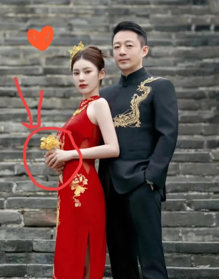 马筱梅在婚礼上扔出价值十多万元、重达180克的纯金手捧花，现场宾客纷纷上前抢夺，