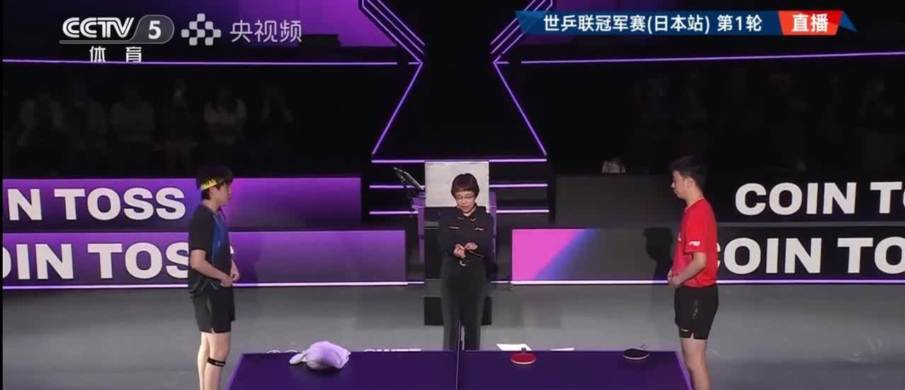 王楚钦今天比赛没有穿红色比赛服。
今天的比赛拖场了一个小时，王楚钦和陈垣宇赛前