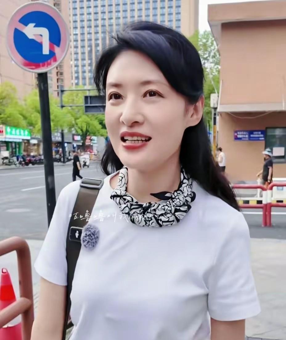 美女主持人周涛
好看不？