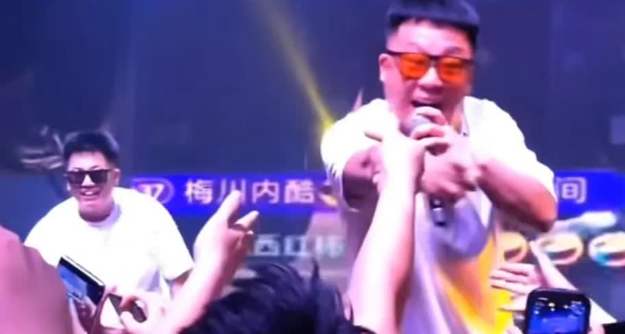 四川芬达这两个男人还是挺有本事，既然线上不让他们玩，他们就接线下商演，而且现场的