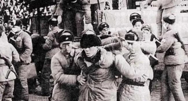 1940年，民兵队长揭发八路军炊事员在饭菜中下毒，谁知人赃俱获下，杨奇清却指着民