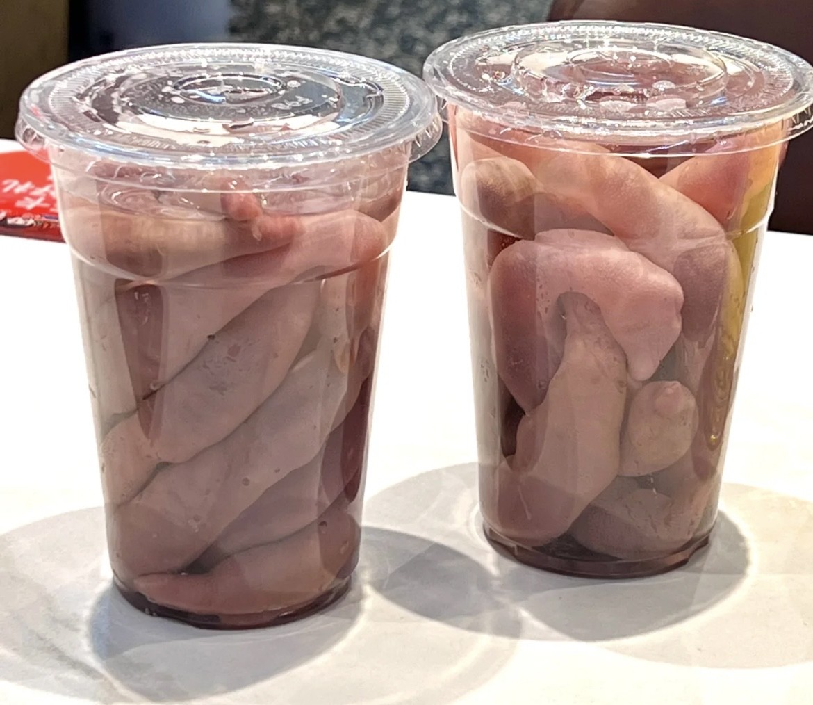 高铁上有人请喝的奶茶

这是什么东西呀？