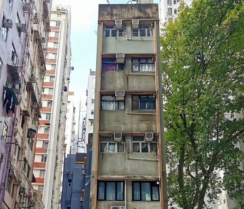 在香港还有保养良好很有特色的旧式楼“唐楼”.“唐楼”指的是一种在中国华南地区、香
