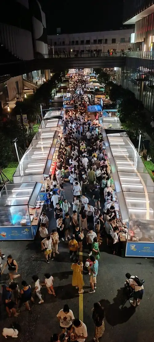 我有一个亲戚家的孩子，本来有个每月 5000 元的工作，结果他不干了，跑去夜市摆