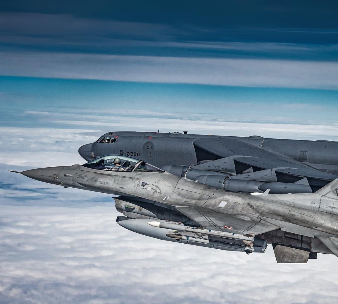 波兰空军的F-16C BLOCK50/52战机最近与美国空军的B-52H战略轰炸