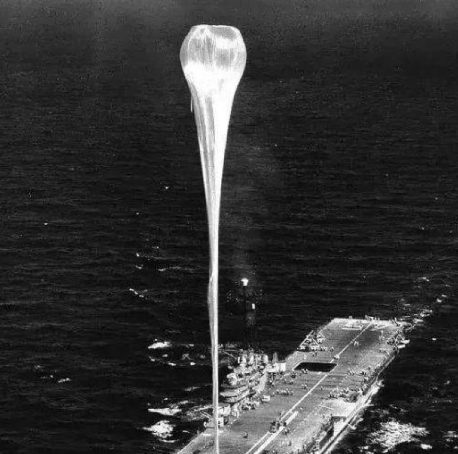 1973年7月，美国通过航母向中国新疆的核试验基地发射了一只巨大的气球，想要窥探