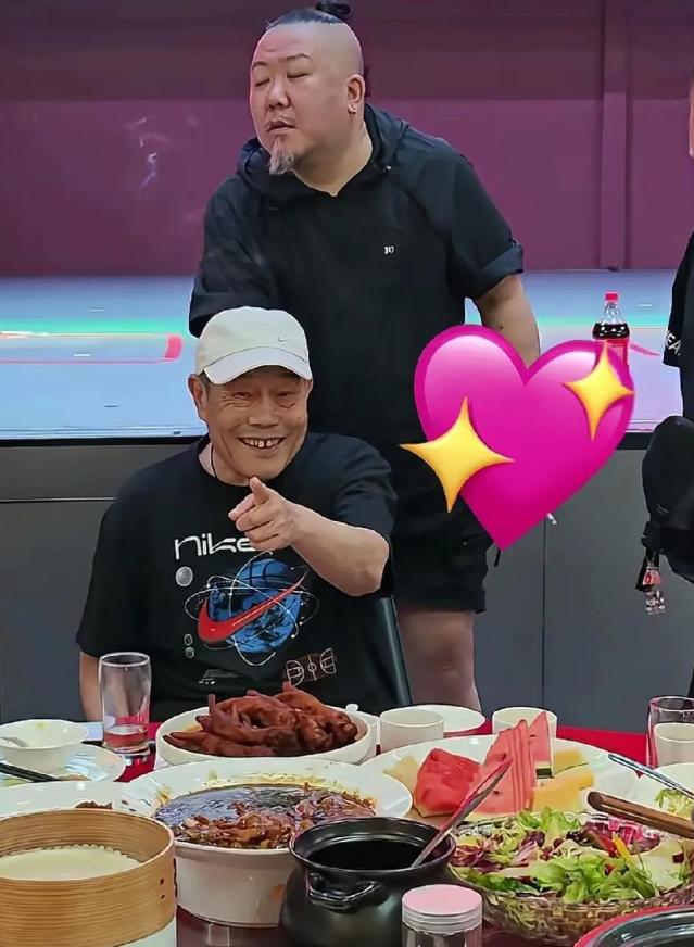 我发现杨家大爷是杨家最清醒的一个。杨议的儿子满月，宴席上其乐融融，让我感受到浓浓