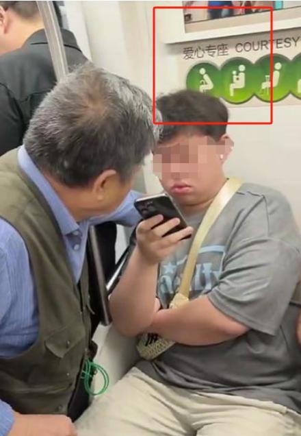 上海，一年轻坐地铁，坐到爱心专座上，一83岁大爷上车后要求年轻人让座，可年轻人坚