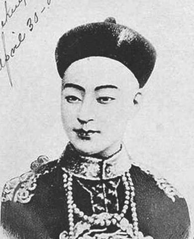 光绪帝和妻子隆裕洞房花烛夜的那一个晚上，慈禧派了四个命妇在门口听墙角，始终一无所