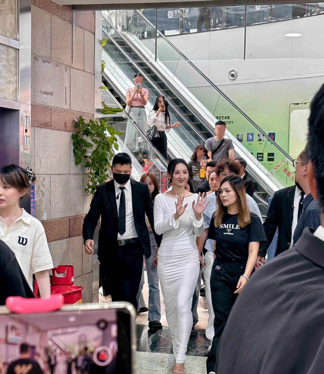 近日，高海宁现身正佳广场，曾是“香港小姐”出身的她，身材和气质都非常的好。
如今