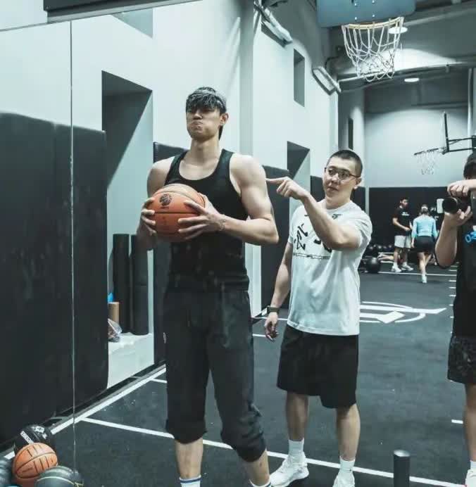 天赋不会给你刀刻般的肌肉 曾凡博也准备启程美国了 杨瀚森也将于8.9号前往波特兰