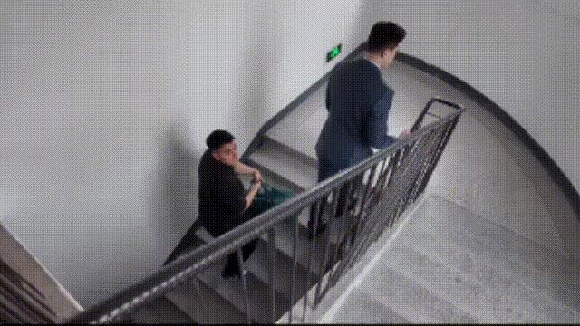 为什么把阿不都沙拉木，非常弄到最上面的，杂草丛生的楼顶上拍服装走秀呀？
难道是让