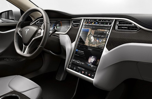 中控大屏鼻祖
还记得初代Model S的这块中控大屏吗？好多人一度对它嗤之以鼻，
