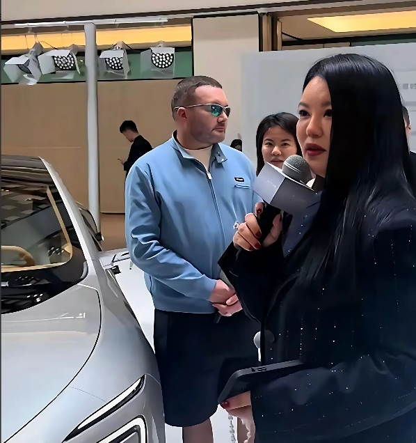 李湘被人打肿了脸。近日，李湘参加活动照片被拍，由于看起来又胖了，被网友戏称她被人