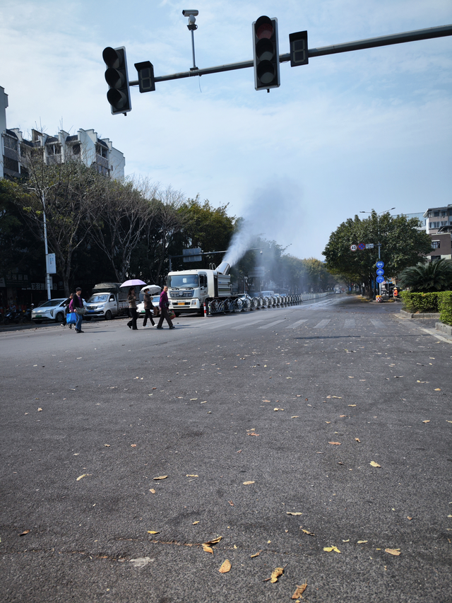 尽管争议不断，智驾的发展不可逆
分享下个人观点
1）只在视野良好的高速路段使用智